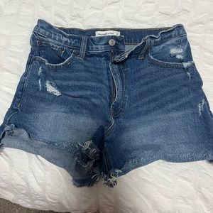 Abercrombie & Fitch 4” mom shorts
